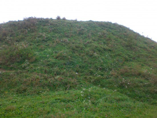 Замковая гора в Копыле (фото автора). Замковая гора в Копыле (фото автора).