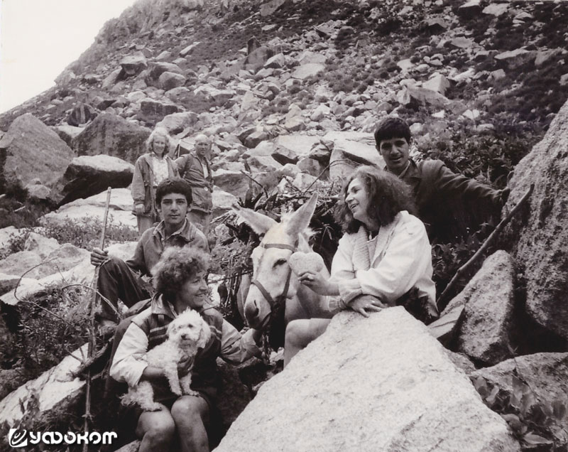 Во время экспедиции в «Гиссарскую зону» (1991 год). На переднем плане таджикские пастухи и члены одной из оккультных групп. Е. Агеенкова на заднем плане вместе с местным ветеринаром.