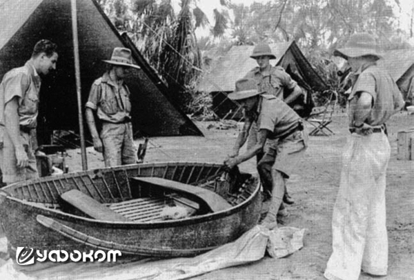 Фуш в окружении членов экспедиции осматривает лодку, второй слева – Уильям Мартин. Экспедиционный лагерь, разбитый 16 июля 1934 года в оазисе Лойянгалани [9].