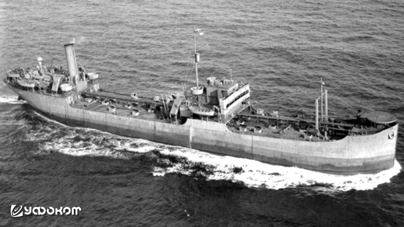 Рис. 7. Танкер "Watertown" в 1943 году. Видны стрелковые гнезда и прочие переделки военного времени. Рис. 7. Танкер "Watertown" в 1943 году. Видны стрелковые гнезда и прочие переделки военного времени.