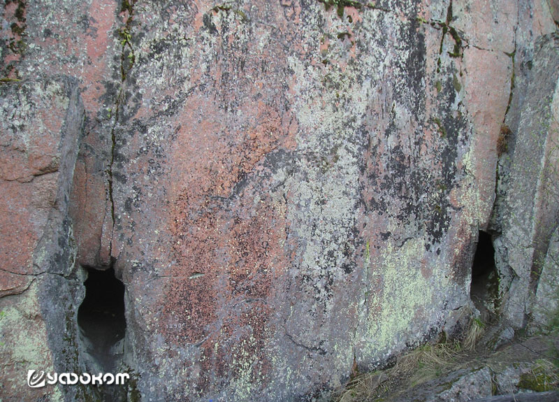 Рис. 1. Общий вид «фасада» горы Соканлинна с входами в овальные пещерки, фото автора, 2011 год.