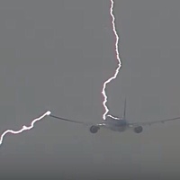 Удар молнии в самолет.