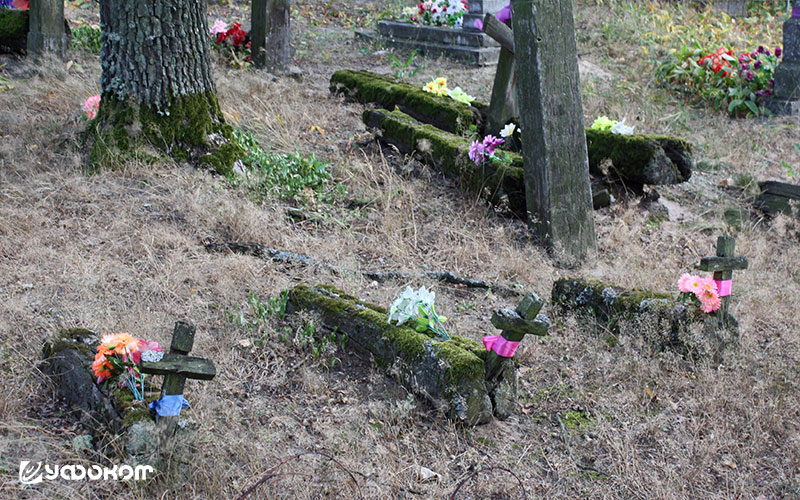 Нарубы на кладбище д. Черняны (фото автора).