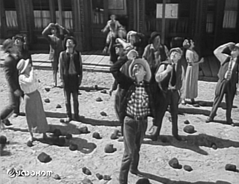 Кадры из американской ТВ-передачи 60-х годов «Alcoa Presents: One Step Beyond», в которой речь шла о загадочных камнепадах в городке Чико (штат Калифорния, США), произошедших в начале 1920-х годов.
