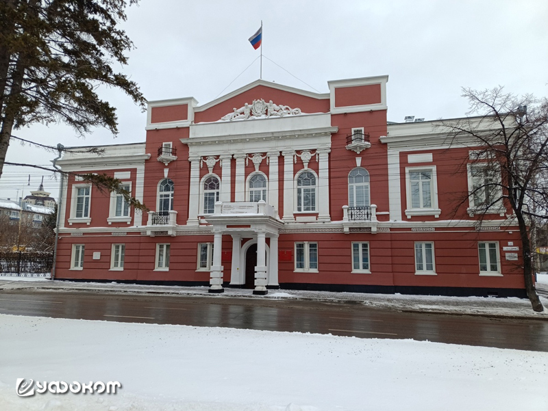 Дом начальника Алтайского горного округа в наши дни. Во время крупного пожара 1917 года здание сильно пострадало и было реконструировано в 1925–1926 годах. Дом начальника Алтайского горного округа в наши дни. Во время крупного пожара 1917 года здание сильно пострадало и было реконструировано в 1925–1926 годах.