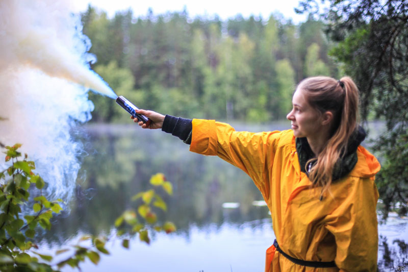 Зажигаем дымовую шашку над озером. Фото Евгения Шапошникова.