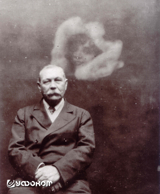 Артур Конан Дойл на постановочном фото с «привидением», 1922 год.