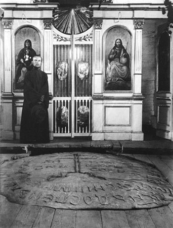 Рогволодов камень, вмонтированный в пол церкви (дореволюционное фото).
