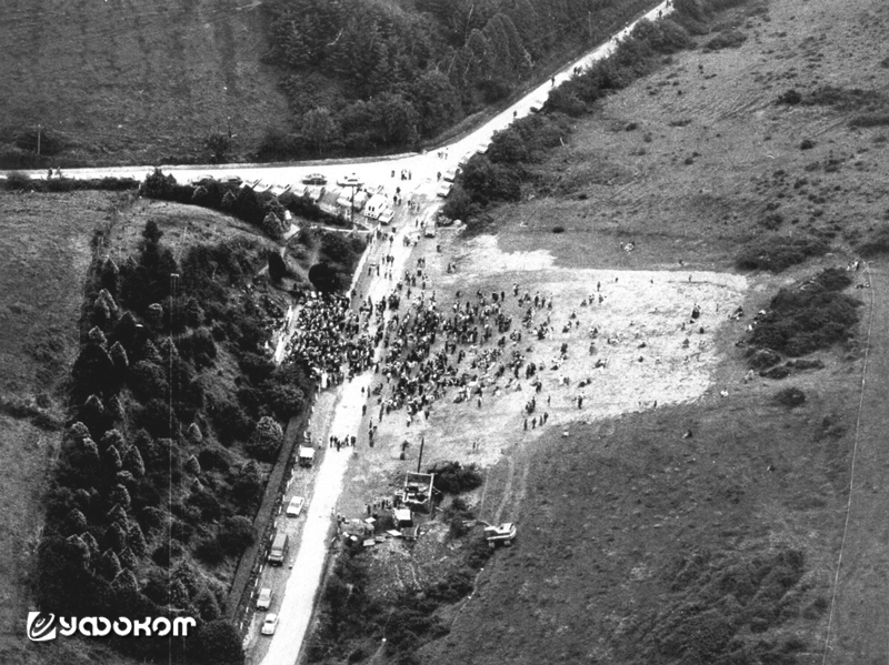 Вид с воздуха на людей, стекающихся к расширенной площадке напротив грота.