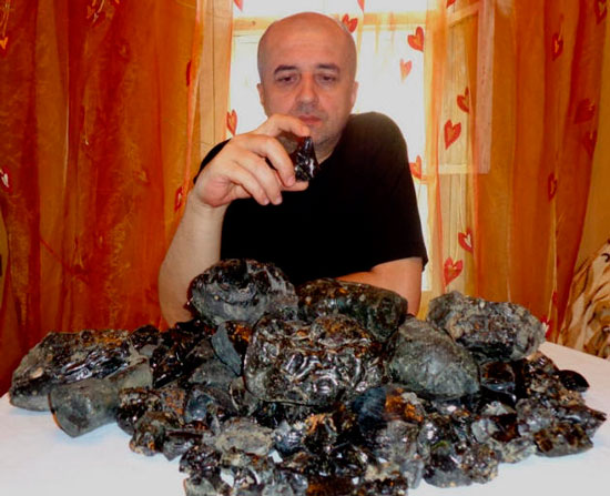 Роман Рубцов с находками кометных метеоритов – тектитами-протванитами. 