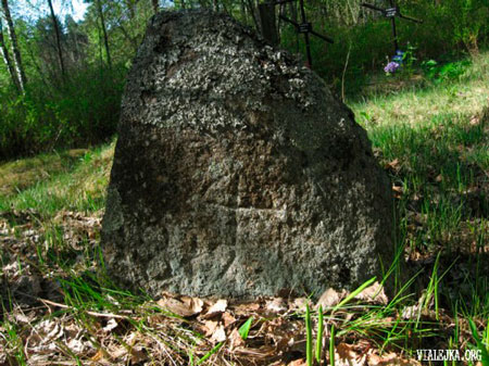 «Классический» шест с полукругом на надгробном камне, Вилейский район. Фото А. Лужинского.
