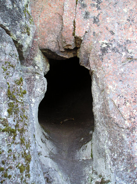 Вход в одну из пещерок в горе Соканлиннавуори. Происхождение этих полостей в граните до сих пор не выяснено и является предметом дискуссий (фото автора, 2011).