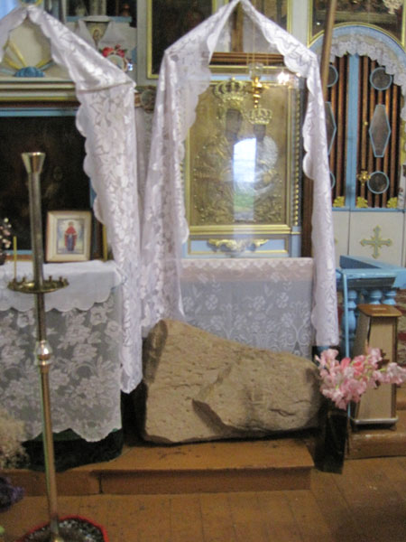 В д. Подлесье (Ляховичский р-н, Брестская обл.) икона по легенде явилась на камне, который ныне хранится в храме.
