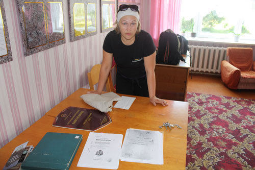 Татьяна Матюшенко с архивными записями о роде Фащей.