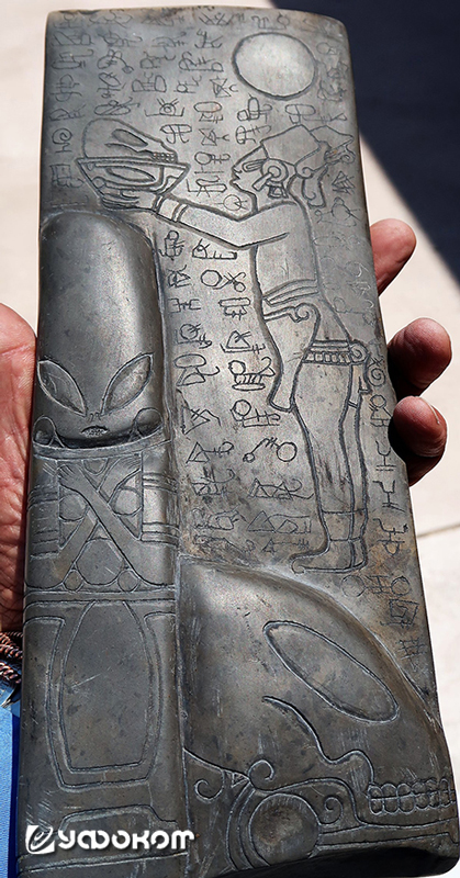 «Обложка» «каменной книги» с типично майянской фигурой жреца (имеет прямые аналогии в искусстве майя классического периода.