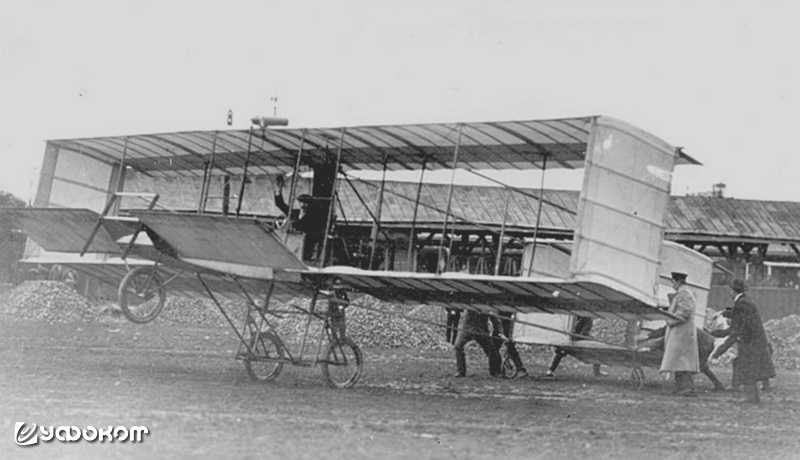 Жорж Леганье и его аэроплан типа «Вуазен» в Гатчине.