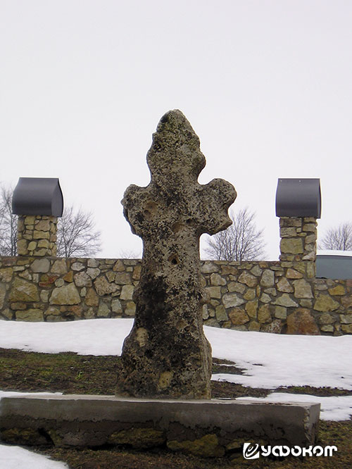 Рис. 3. Каложицкий каменный крест (фото автора, 17 апреля 2011 года).