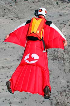 Воздушный костюм для планирования над землей