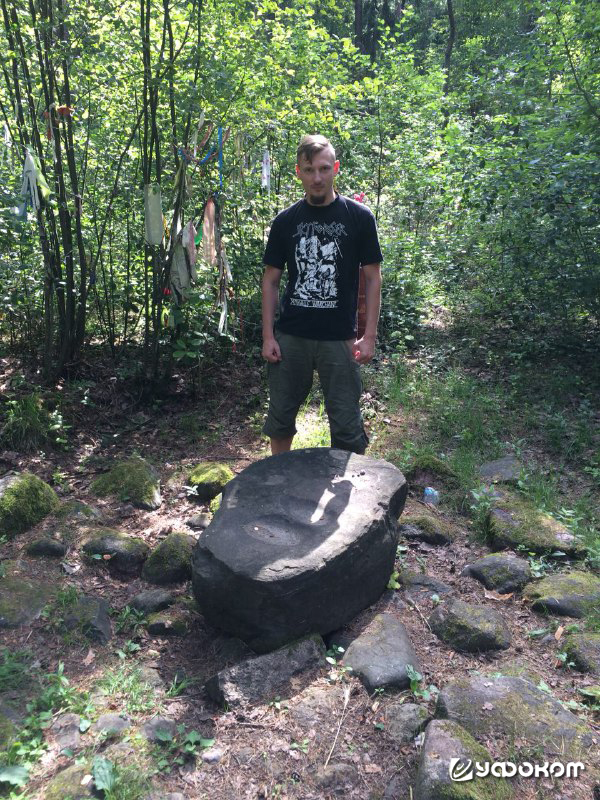 Автор во время археологического обследования Святого камня в д. Кременец Логойского р-на.