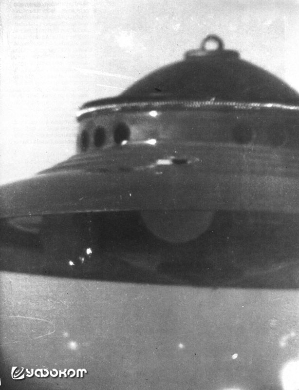 Один из «космических кораблей», сфотографированный крупным планом Дж. Адамским через телескоп 13 декабря 1952 г. над Паломар Гарденс. 