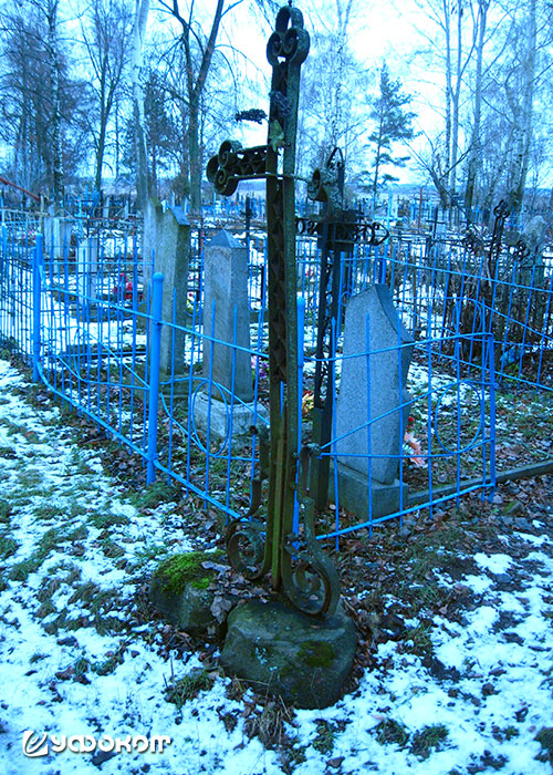 Рис. 5. Надмогильный жернов на кладбище г. Быхова. Фото Сергей Жижиян.