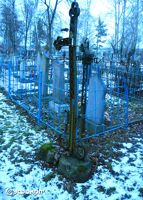 Рис. 5. Надмогильный жернов на кладбище г. Быхова. Фото Сергей Жижиян. Рис. 5. Надмогильный жернов на кладбище г. Быхова. Фото Сергей Жижиян.