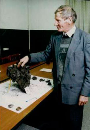 В.Ф. Распопин с находкой снежинского кометного метеорита.