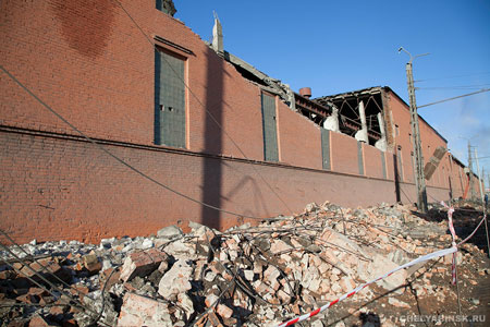 Здание Челябинского цинкового завода, пострадавшее от взрыва.