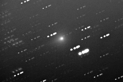 Комета Еленина на фоне треков звезд