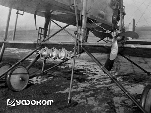 Динамо-машина с четырехлопастным пропеллером, вращаемым в полете потоком встречного воздуха и рампа с тремя посадочными фарами под крылом. Доработанная конструкция позволяет пилоту менять наклон рампы с фарами тросиком.