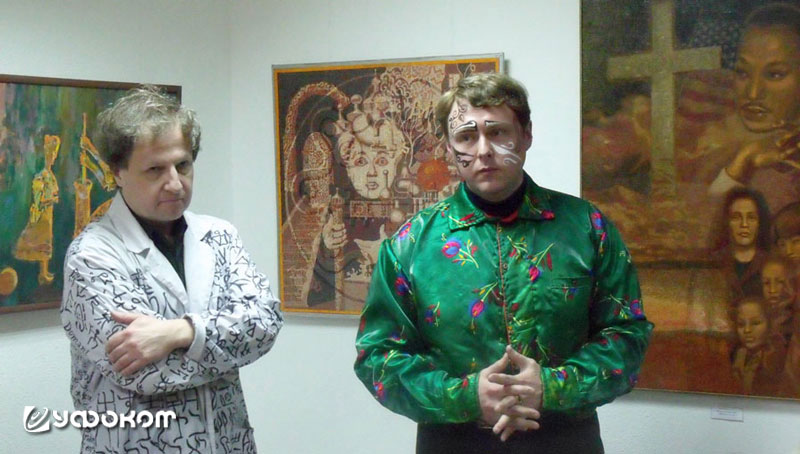 Слева Виталий Мельников в «лингвистическом халате», расписанном им «древними письменами». Справа художник Алексей Акиндинов. На открытии Международной выставки «Орнаментализм 2010». Рязань, галерея арт-салона «Палитра». Слева Виталий Мельников в «лингвистическом халате», расписанном им «древними письменами». Справа художник Алексей Акиндинов. На открытии Международной выставки «Орнаментализм 2010». Рязань, галерея арт-салона «Палитра».
