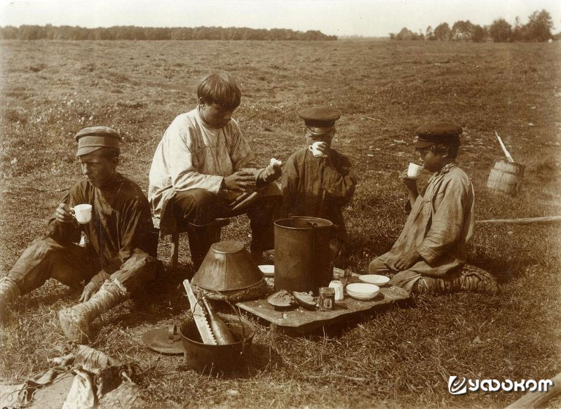 Чаепитие барочных бурлаков во Владимирской губернии, 1914 год. Чаепитие барочных бурлаков во Владимирской губернии, 1914 год.