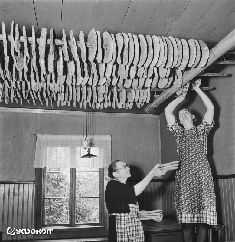 Традиционный финский ржаной хлеб рейкялейпя (фин. reikäleipä, «хлеб с дыркой») выпекали несколько раз в год, для сушки и хранения нанизывая на специальные шесты лежащие под потолком дома (обычно на кухне). Деревня Куусйоенперя в коммуне Куусйоки, 1940-е г