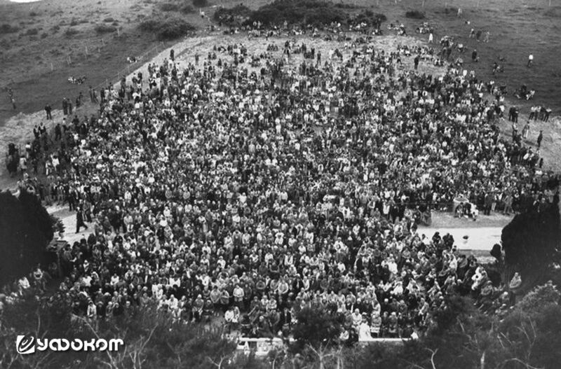 Толпа перед гротом летом 1985 г. Снимок с вершины холма.