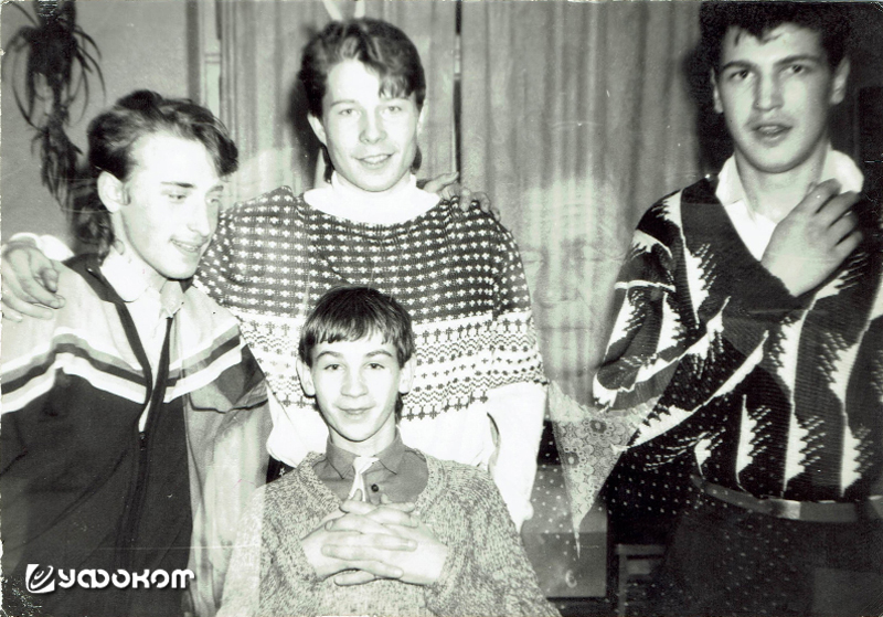 Одна из фотографий с проявившимся на ней лицом (на фоне шторы).