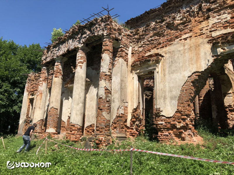 Собирали сведения о призраке рясненского костела. Фото Ильи Бутова.