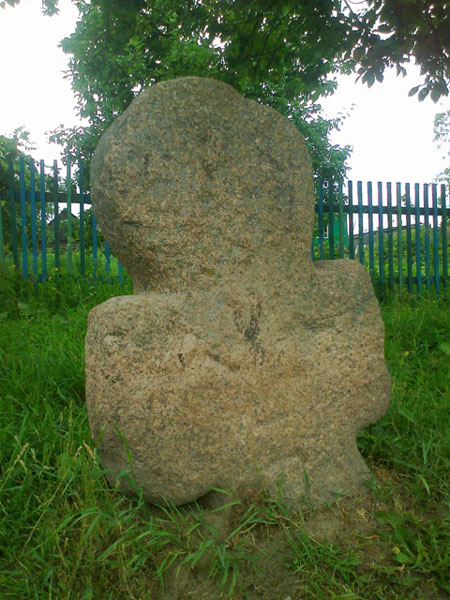 Антропоморфный каменный крест в д. Заполье Белыничского района. Фото Алексея Матеша.