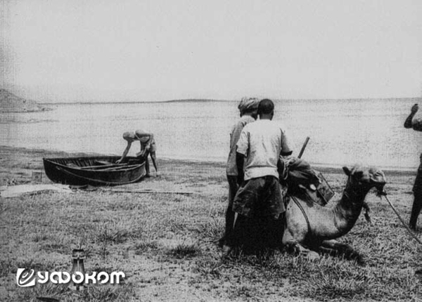 29 июля 1934 года, Уильям С. Дайсон готовится спустить лодку на воду для своего последнего в жизни путешествия [9].