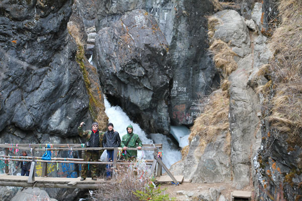 Скалы прямо над водопадом уже умудрились покрыть надписями в духе "Здесь был Вася".