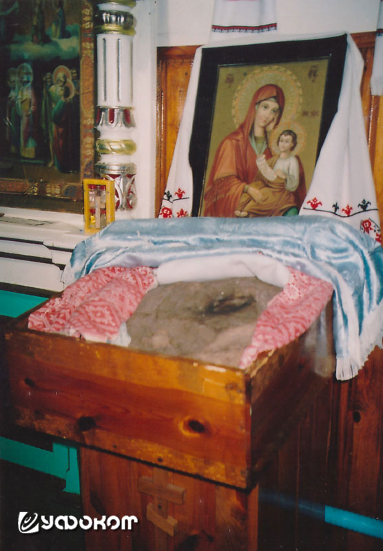 Камень-следовик в церкви д. Луково Малоритского р-на. Фото Л. Дучиц, 2014 год. 