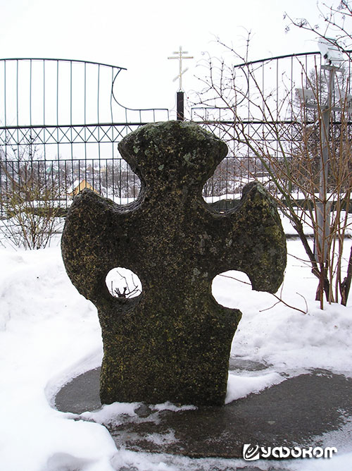 Рис. 7. Каменный крест из д. Сырковицы Волосовского р-на Ленинградской обл. В настоящее время установлен возле собора в г. Кингисепп (фото автора, 2 февраля 2013 года).