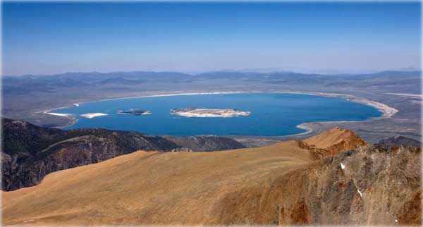 Вид на озеро Моно (wikipedia.org)