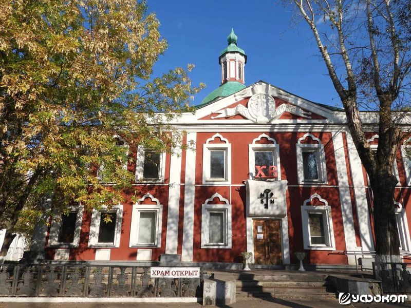 Вход в храм Трех Святителей в Саранске по-прежнему украшает крестообразный ключ – логотип краеведческого музея, переехавшего из здания еще в 2017 году.