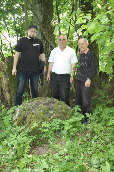 Участники поездки вместе с местным жителем возле камня, считавшегося «метеоритом».