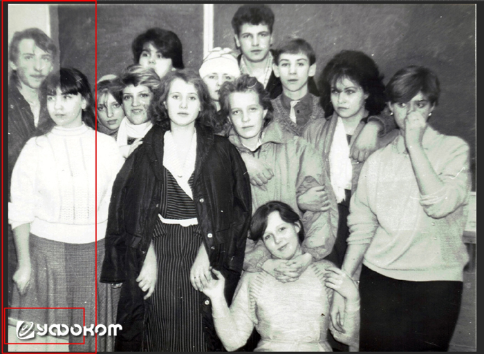 Наложение изображения на фото №29. На юбку девушки также накладывается какой-то предмет не из этого кадра.