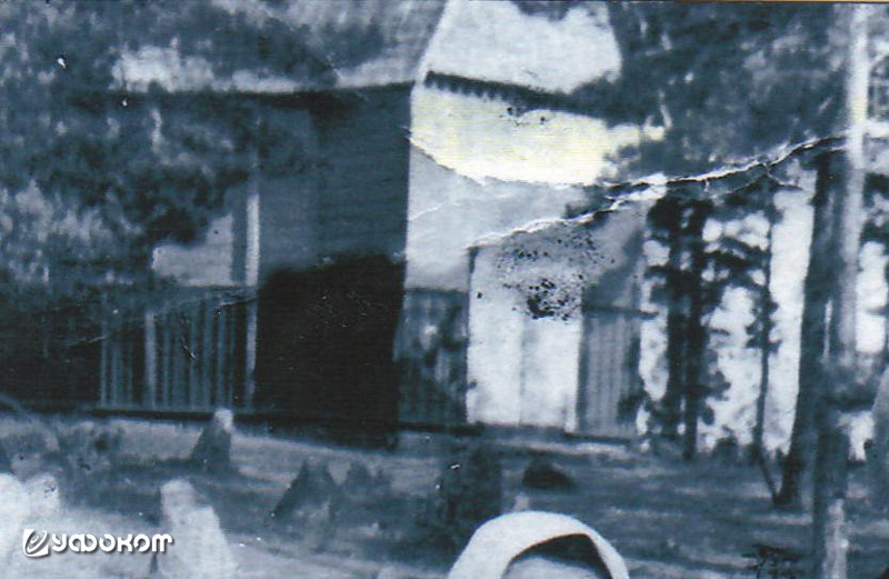 Рис. 11. Единственное известное на сегодняшний день изображение церкви в д. Пахомово (до 1975 года) Вилейского р-на (виден также фрагмент кладбища и сосновый лес, на одном из деревьев которого объявилась икона). Фрагмент фото из семейного архива Гур Аллы 