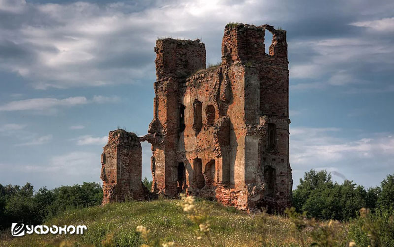 Фото 3. Руины замка Белый Коваль. Смоляны, Оршанский р-н, Витебская обл. Фото И. Климкович, 2023 год. Фото 3. Руины замка Белый Коваль. Смоляны, Оршанский р-н, Витебская обл. Фото И. Климкович, 2023 год.