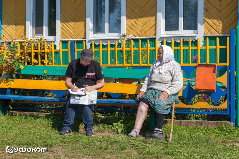 Женщина, проживающая в Копыльском р-не, показывает ногу, на которой остались шрамы от попадания в нее молнии. Фото Евгения Шапошникова.