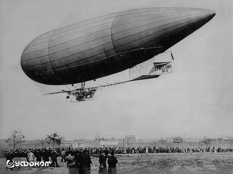 4 ноября 1910 года «Willows No. 3» под управлением своего создателя Эрнеста Томпсона Уиллоуса взлетел в Лондоне, став первым дирижаблем, пересекшим Ла-Манш ночью и первым добравшимся из Англии во Францию.