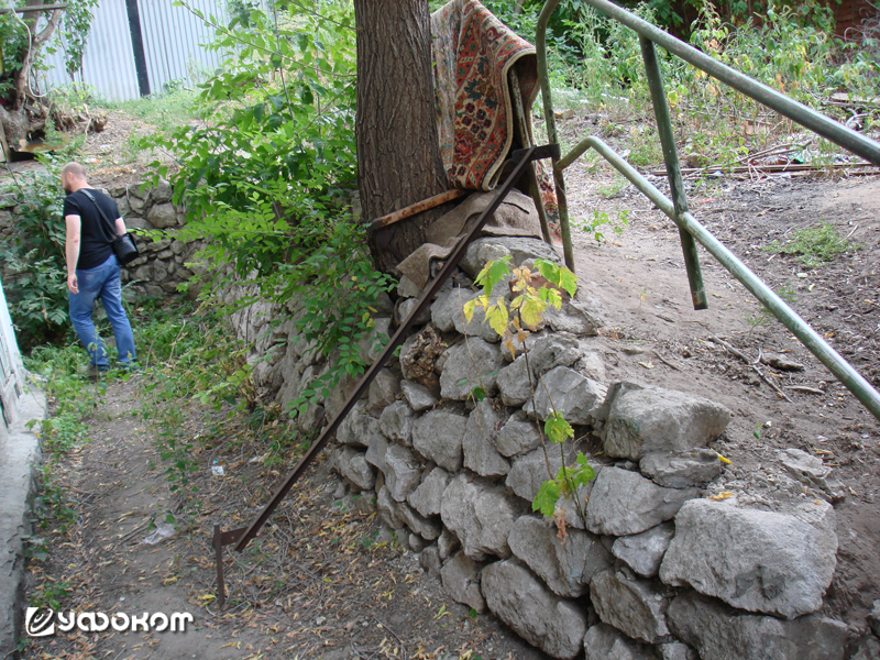 Самарский исследователь Олег Ракшин осматривает «хаотичный лабиринт» на задах «Зеркального цеха», якобы открывающий пути в фантомные «миры за углом», 2015 год.